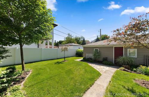 Downtown Naperville Retreat with King bed Near Riverwalk Dedicated Workspace Free Garage Parking Patio - Foto 4