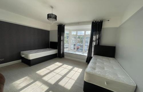 Luxurious Detached Holiday House Free Parking near Airport Town Centre Railway Station - Foto 36