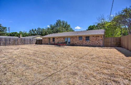 Home in Historic Waxahachie with Yard and Patio! - Foto 26