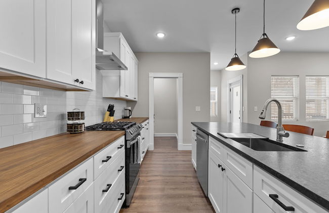 Bright Urban Comfort | JZ Vacation Rentals - Photo 19