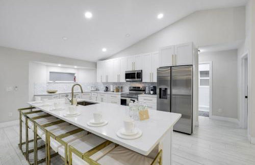 Lux Fam Private Resort Pool Spa, 2 Private Pickleball Courts, Basketball, Ping Pong Table, Mini Golf, Close To Beach & Dining Home Sleeps 8 - Photo 28