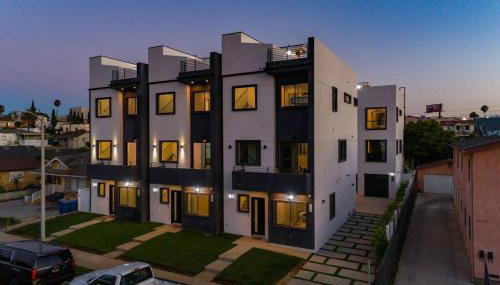 Luxury Modern 4 Bedroom 3 Bathroom Home with Rooftop Deck #1 - Foto 3