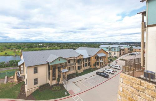 Enjoy the scenery of Lake Marble Falls in 2BD resort condo with family - Photo 12