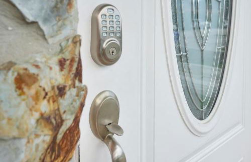 Vacay Spot Happy Escape 15 Min Beach Massage Shower Prime LOC! 6 blocks away from Bars, Nite Clubs, Res, Shops - Photo 36