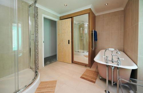 Min Yr Afon, A charming Laugharne Cottage, close to Castle, Estuary & Cafés - Photo 14