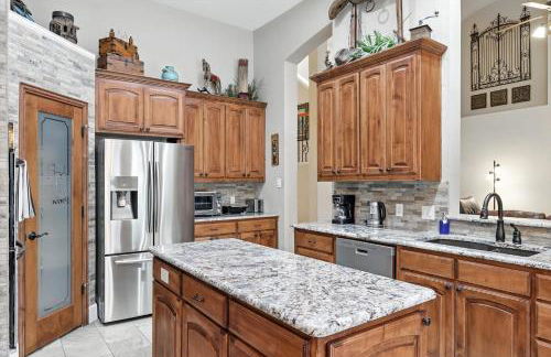 Lewisville Luxe Pool Getaway - Patio BBQ TV Room - Foto 15