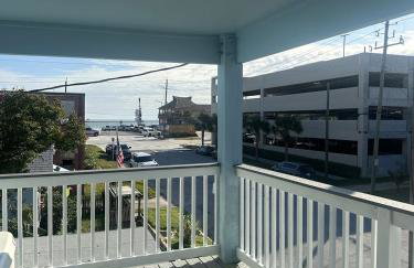 Ocean View 2BR w Hot Tub, Sauna & Wraparound Deck - Steps to Beach - Photo 7