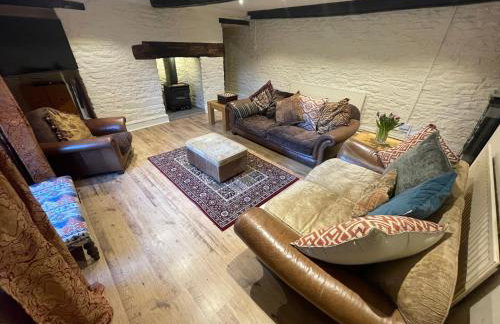 Large Historic Farmhouse in Rhondda Valley Perfect for Groups with Hot Tub - Foto 12