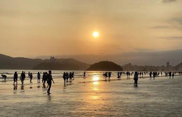 Santos - Gonzaga - Apartamento completo 1 quadra da praia - Foto 2