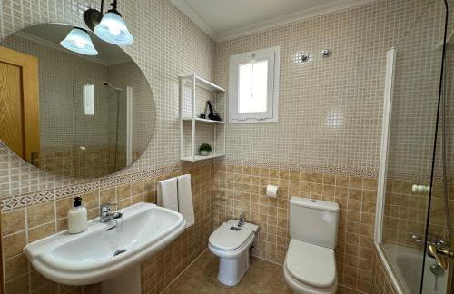 Casa grande de tres plantas con parking gratis - Foto 8