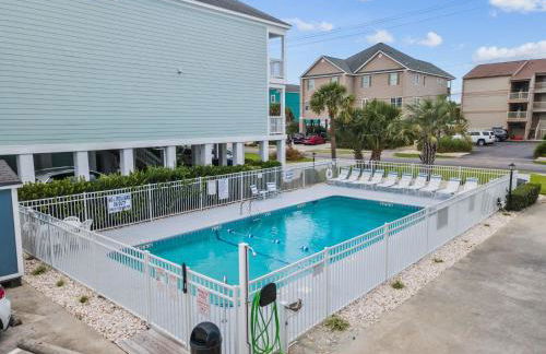 Newly Renovated Condo with Beach access steps away - Foto 40