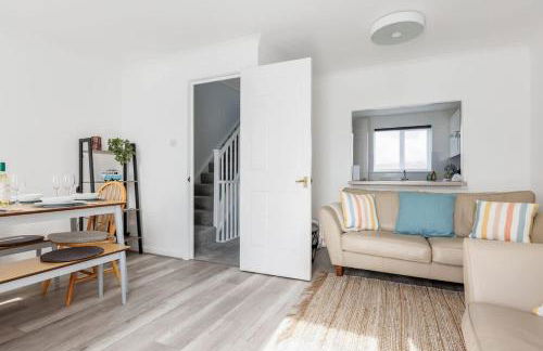 Spinnaker House-with Tesla Electric Charging Point - Photo 12