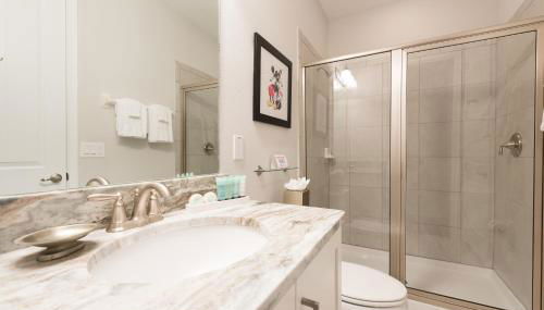 Exquisite Home With Theater, Themed Rooms Near Disney With Waterpark & Resort Access At Encore Resort- 7664Ff - Foto 5, towels, Shower