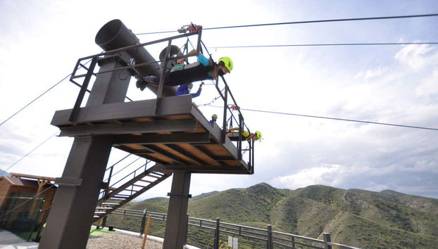Listos para el salto en tirolina en Alhaurín de la Torre