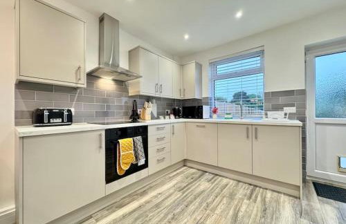 Modern 3 Bedroom Home - Free Driveway Parking - 6 Guests - Upstairs Bathroom and Downstairs WC - Foto 35