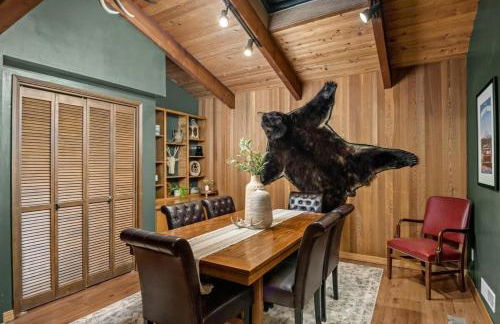 ZigZag Basecamp · Cozy Cabin Perfect for Nature Escapes w/ Hot Tub - Photo 9