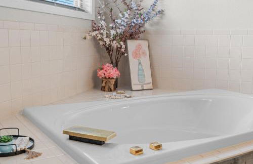 Lakefront Retreat with Deck, Movie Room and Yard - Foto 45