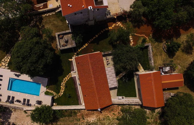 The Poolside Stone House in Bale - Foto 45