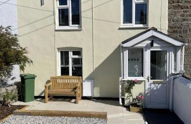 The Little Seahorse - Newly Renovated Cottage 5mins Walk The Beach with Hot Tub - Photo 2