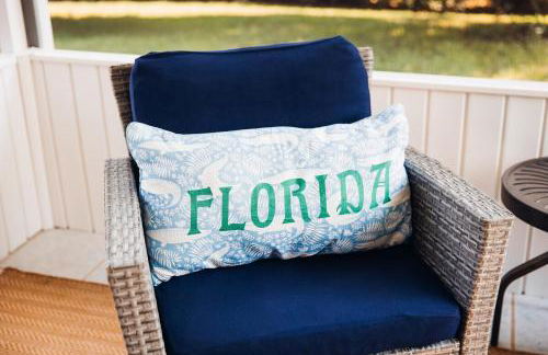 Golden Hour Getaway- Guest Favorite, 2 Min to Beach, Seasonal Pool & Arcade - Foto 72