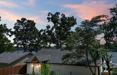 Pet-Friendly Lakefront Home in a Quiet Cove w/ Netflix, Outdoor Seating, Boat Slip - Foto 46