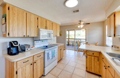 Coastal Oasis with Shared Pool, 2 Mi to Beach! - Foto 10