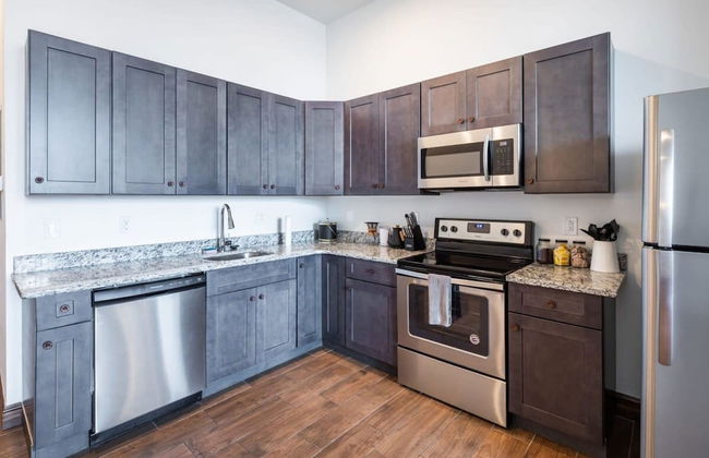 Sosuite 2BR Penthouse w W D Gym On-site Bar - Photo 10