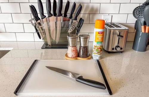 Boho-Luxe Studio - Pink Accents & Mountain Calm - Foto 12