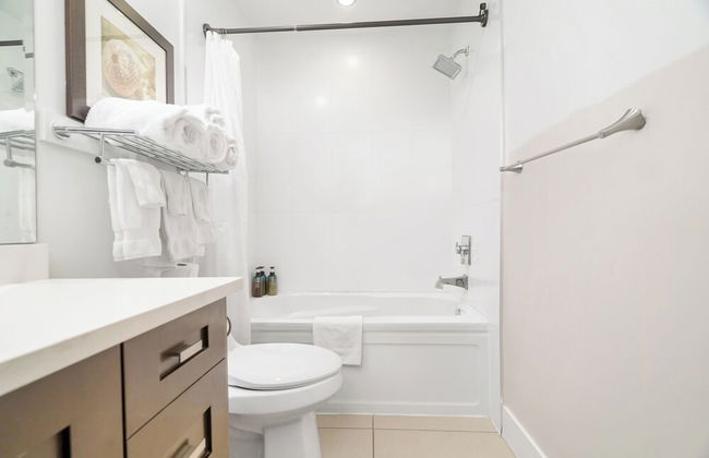 Elevated Escapes 2BR Suite Overlooking Lake - Foto 36