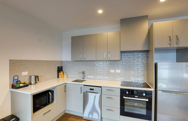 Ramada Suites By Wyndham Victoria Street West - Photo 38