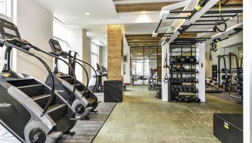 Posh 2BR Retreat Gym Prkng and Scenic Rooftop - Photo 3