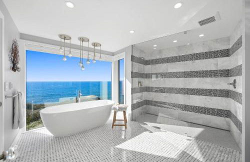 Distinguished Oceanfront Point Estate with Iconic Beach Mountain Vistas - Foto 19