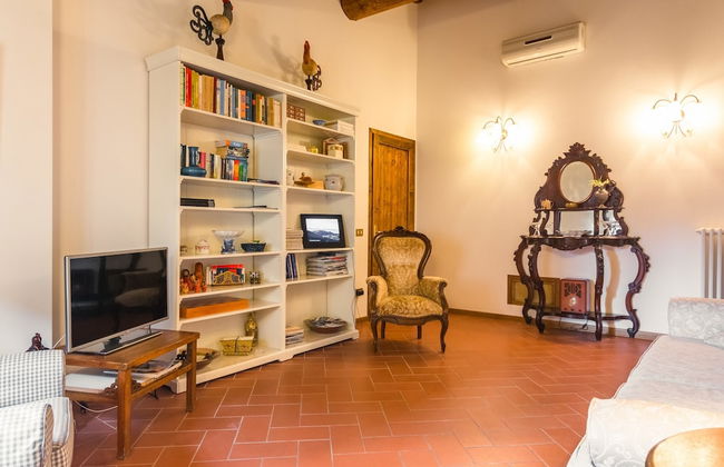 Holiday Home in Town Center with Pool, Garden, Hot Tub - Photo 19