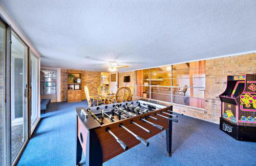 Relax and Play 3BR Retreat w Sunroom - Foto 9