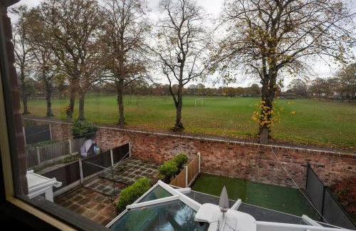 Stylish 2-Bed Home in Nottingham WiFi - Pass the Keys - Photo 10