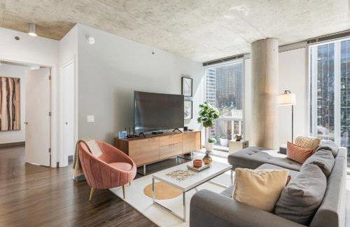 Linea Luxury Living with Indoor Pool and Rooftop Views in The Loop - Photo 25