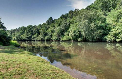 Astounding River View - Outdoor Hot Tub, Volleyball Net, Game Room + More! - Foto 55