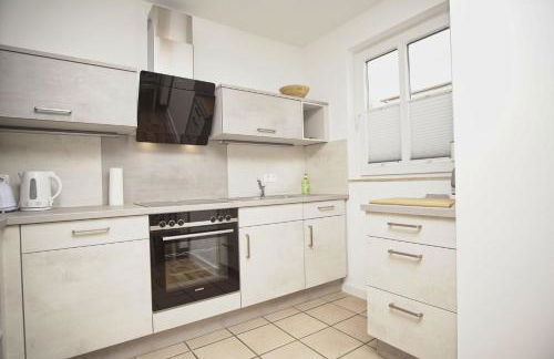 Terrasse, gratis Nutzung vom AHOI Erlebnisbad und Sauna in Sellin - Villa Karola FeWo 02 - Foto 10