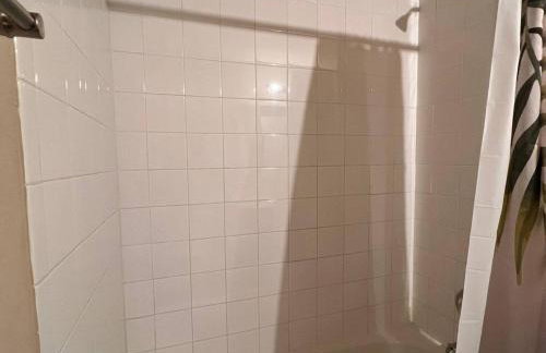 Spacious 4BR Home w Game Room Office Backyard - Foto 16