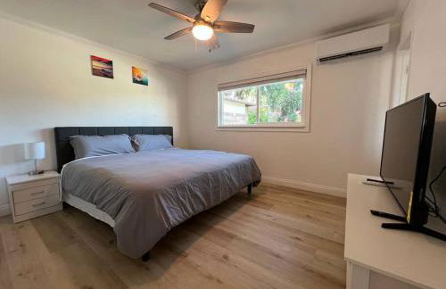 Modern 3 King Beds, Beautiful Large Backyard, WFH, Long Stays, Waterfall, WI-FI, FWY, 25 mins to Beach - Photo 17