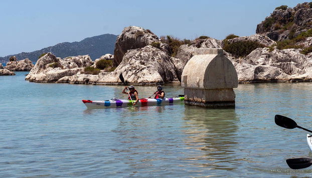 Remando pelas águas de Kekova