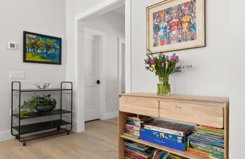 New & Modern Townhouse Close to Skiing, Brand New Hot Tub - Photo 9