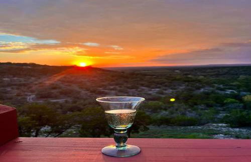 Entire 2br 2ba hilltop view home Sleeps 8 pets 4 acres Jacuzzi Central AC Kingbeds Office Free WiFi Parking Full Kitchen Refrigerator Washer Dryer Furnished Three 3 Large Sunset Dining Patios Grill Stovetop Oven Hiking Wildlife Firepit Quiet very Secluded - Foto 26