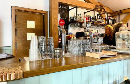 Cosy Cotswold Lodge by Your Home Here - ideal for families, log-burner, spa, private parking, EV Hookup included and heated swimming pools - Foto 34