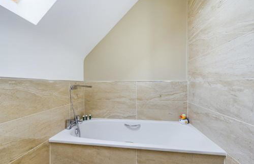 Mourne Mountain Bliss, Rostrevor 4BR Cottage with Patio & BBQ ideal for a relaxing getaway - Photo 16