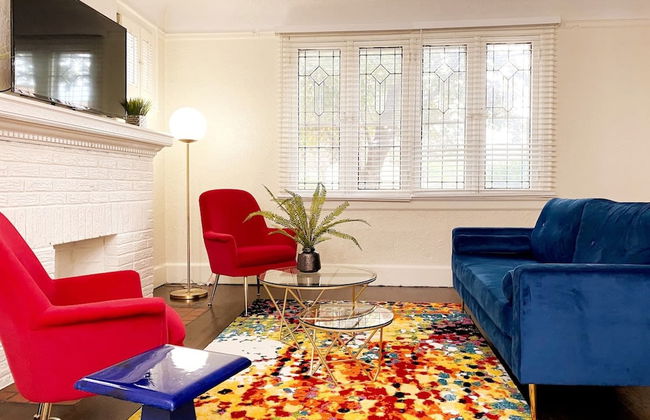 Gather Around the Mid-century Table at a Tranquil Haven - Foto 1