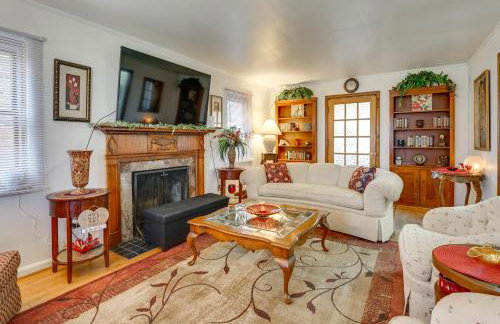 Walk to Detroit Zoo Home with Sunroom and Patio! - Foto 1