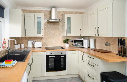 Spacious - 3 Bed - Free Parking - by Holiday Homes - Foto 1
