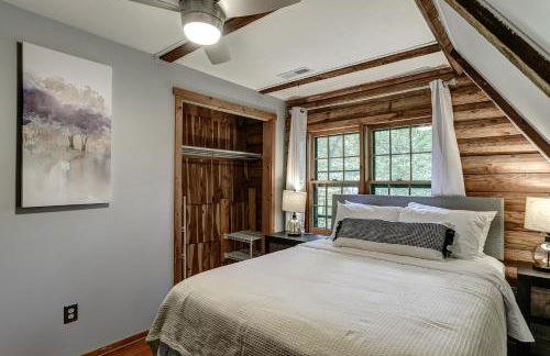 Charming Renovated Cabin with Fireplace - Foto 33