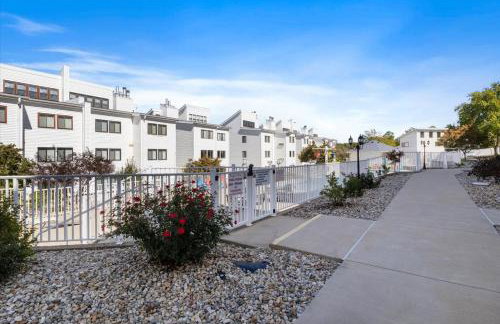 Lakefront Osage Beach Condo + Workspace w/ Pool Views - Foto 41